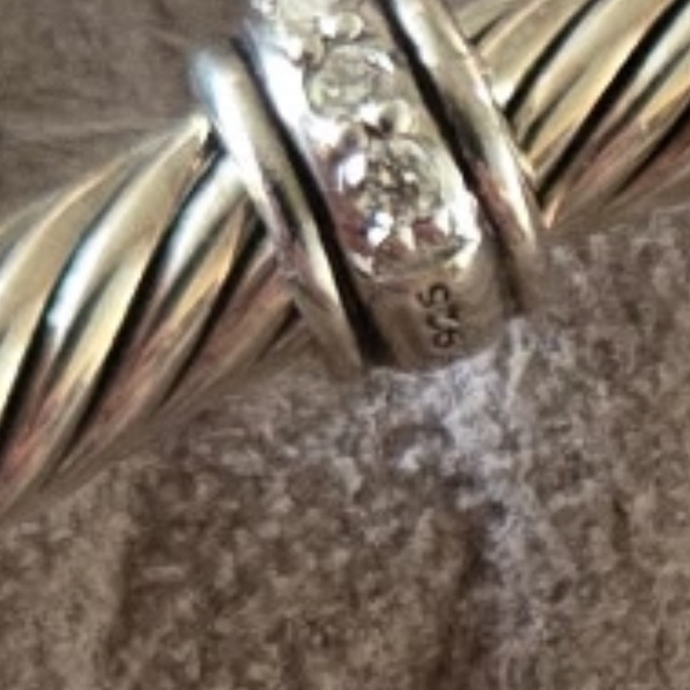 David Yurman Bracelet w/Diamond size Medium
4MM CABLE STATION BRAC DIA 0.068CTW - Picture 2 of 4